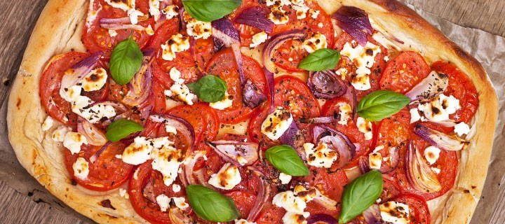 Plaatpizza met tomaat