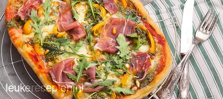 Plaatpizza met parmaham en pesto