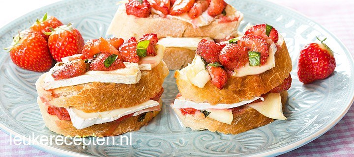Toast met aardbeien en brie