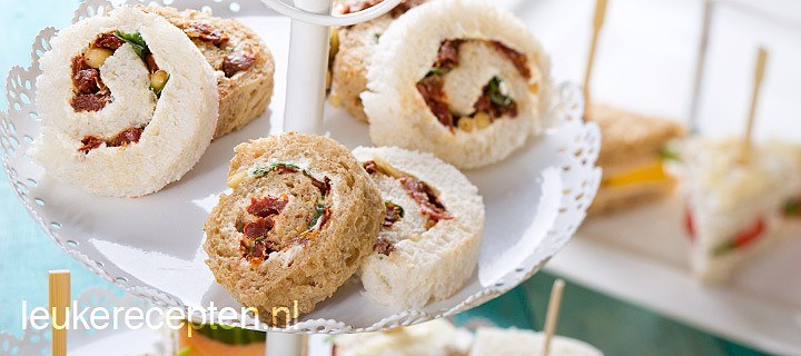 Broodrolletjes met gedroogde tomaat
