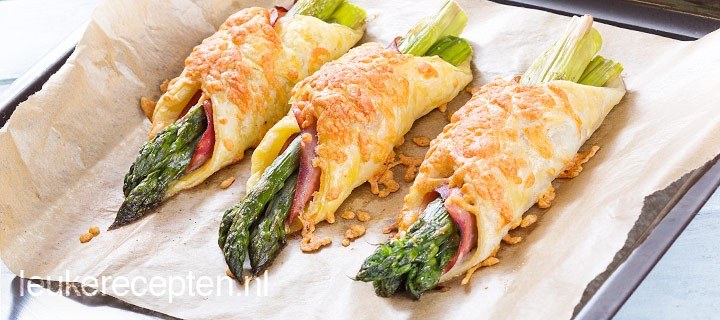 Groene asperges in bladerdeeg