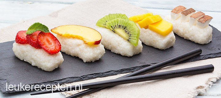 Dessert sushi met fruit