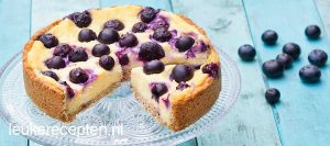 taart met cheesecake en bessen