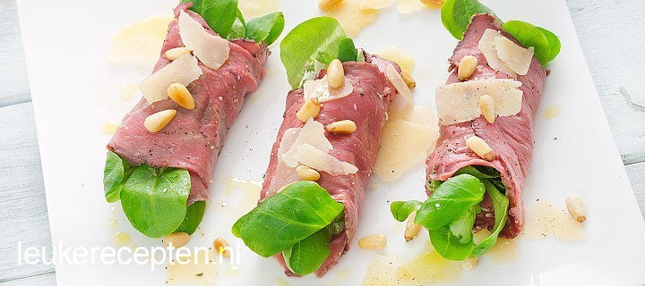 Rosbiefrolletjes met pesto