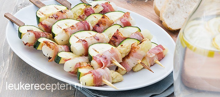 Spiesjes met asperges en spek