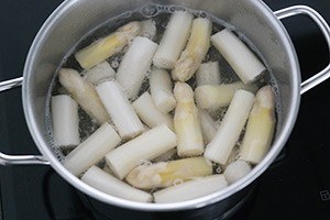 spiesjes met asperges en spek 01