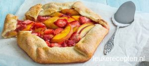 Galette met aardbeien en perzik