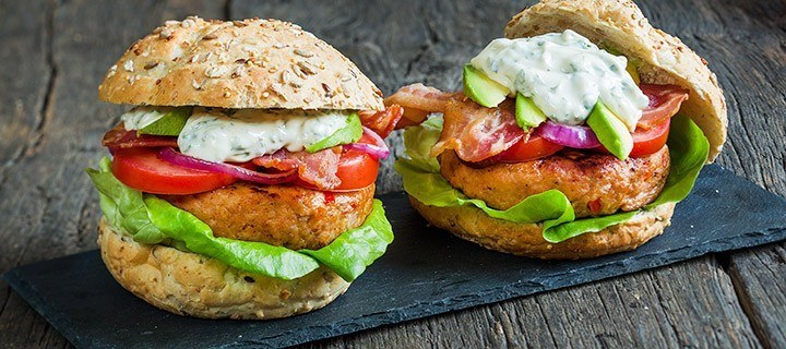 Burger met kip, bacon en avocado