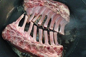 Lamsrack met kruidenkorst stap 1