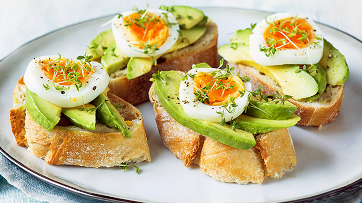 Broodjes met avocado en ei