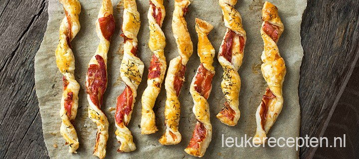 Bladerdeegstengels met parmaham