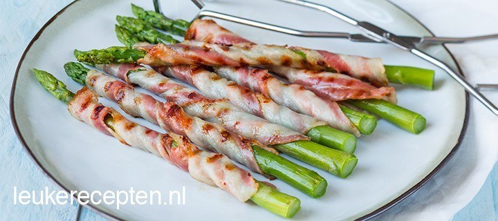 Groene asperges van de BBQ