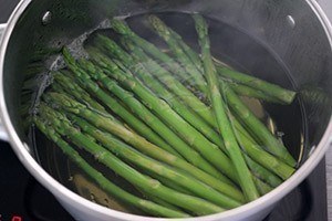 Groene asperges van de bbq stap 1