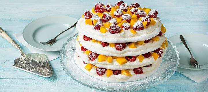 Zomerse meringuetaart met vers fruit