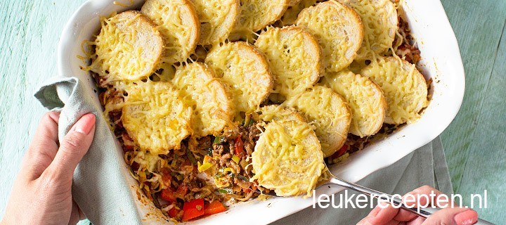 Ovenschotel met gehakt en brood