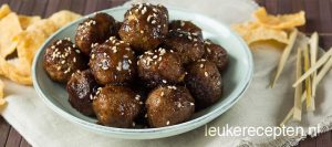oosterse gehaktballetjes in ketjapsaus
