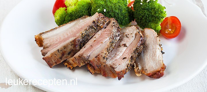 Gemarineerd buikspek van de BBQ