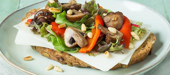 Toast met geitenkaas en knoflook champignons