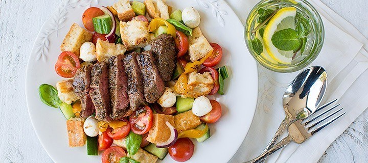 Zomerse panzanella met gemarineerde biefstuk