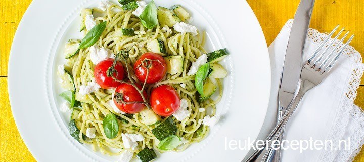 Pasta met pesto en geroosterde tomaatjes