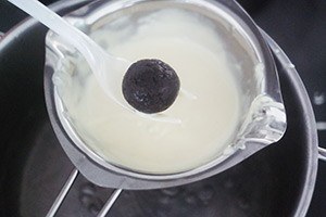 Oreo balletjes in chocola dippen