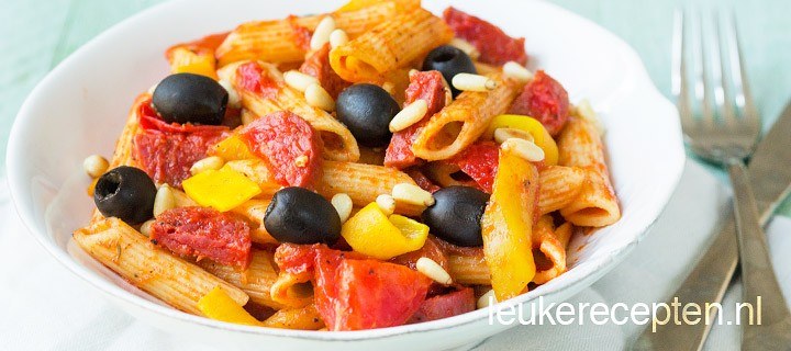 Mediterraanse pasta met salami