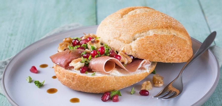 Broodje parmaham met granaatappel