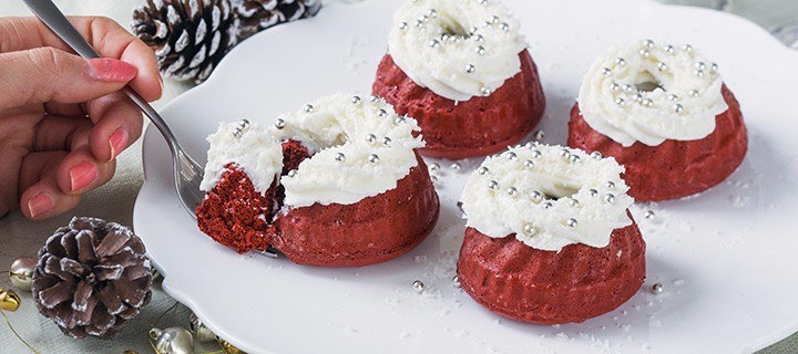 Mini red velvet cakejes met kokos