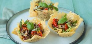 Parmezaanse kaasbakjes met salade