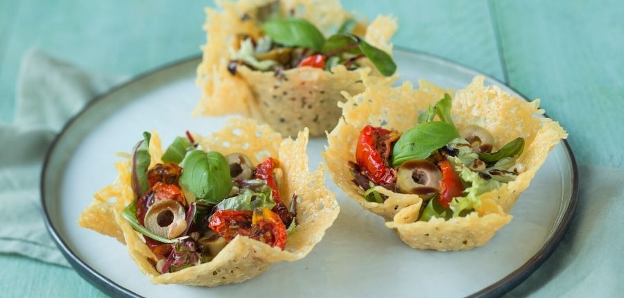 Parmezaanse kaasbakjes met salade