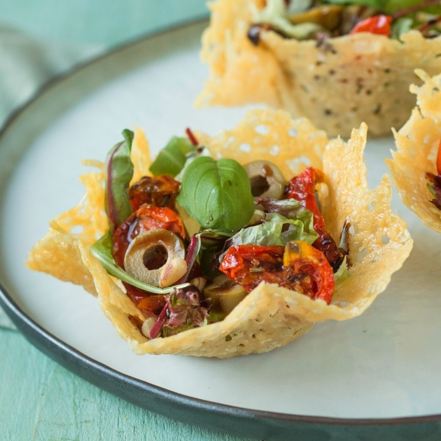 Parmezaanse kaasbakjes met salade