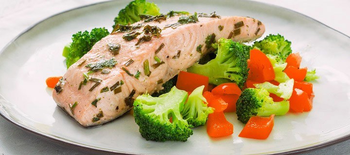 Gekruide zalm met roerbakgroenten + video