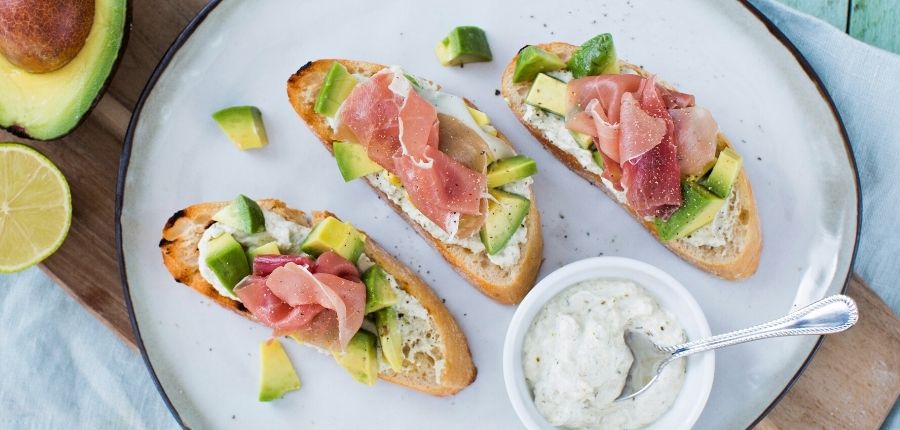 Bruschetta met avocado en ham
