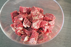 Boeuf bourguignon stap 2 - snijd het vlees in stukken en doe in een kom