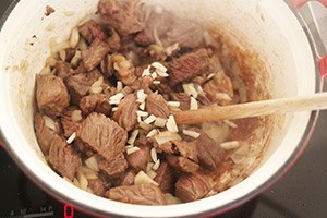 Boeuf bourguignon stap 3 - Bak het vlees rondom bruin