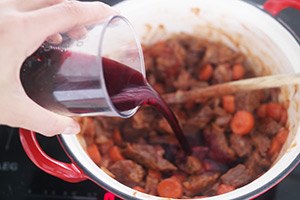 Boeuf bourguignon stap 4 - Schenk de rode wijn er bij