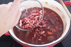Boeuf bourguignon stap 6 - Voeg aardappel, champignons en spekjes toe