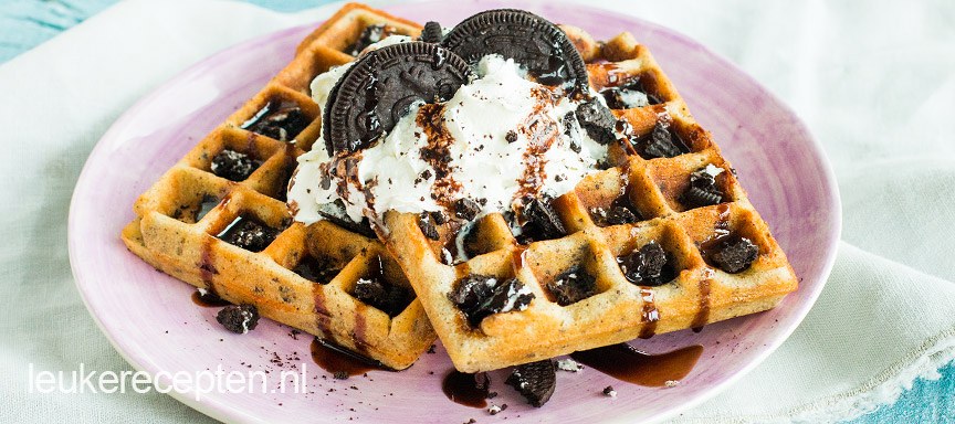 Oreo wafels met chocoladesaus en slagroom