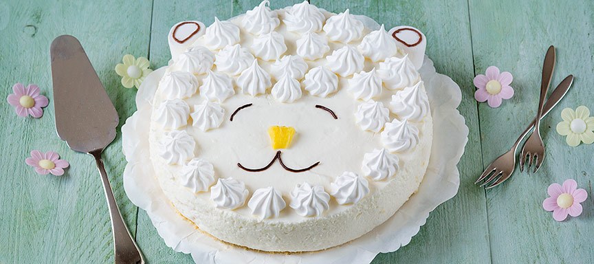 Paas kwarktaart met meringue in de vorm van een lammetje