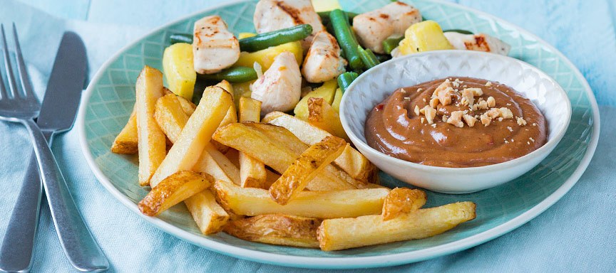 Kip met zelfgemaakte satésaus, boontjes en friet