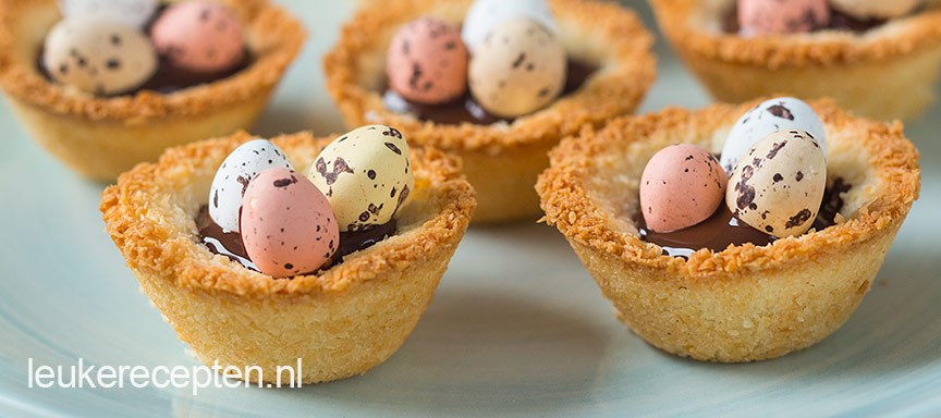 Kokosnestjes met paaseitjes