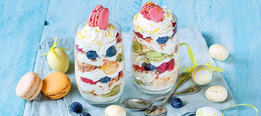 Snelle Paastrifle met lemoncello en macarons