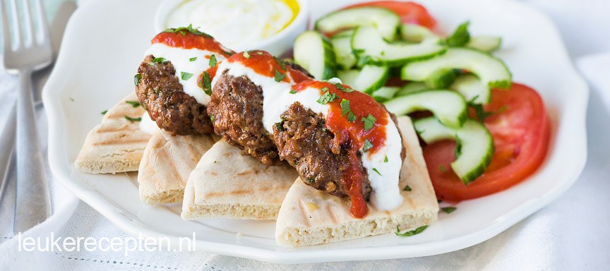 Kofte met yoghurt en komkommersalade