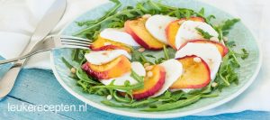 Caprese-salade-met-perzik - www.leukerecepten.nl