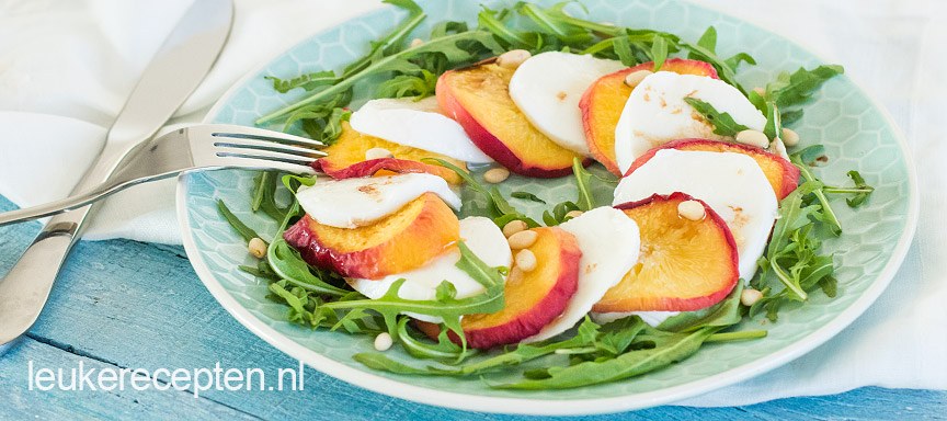 Caprese salade met perzik