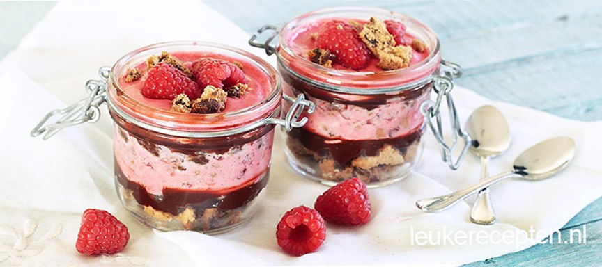 Frambozen trifle met chocolate chip cookies