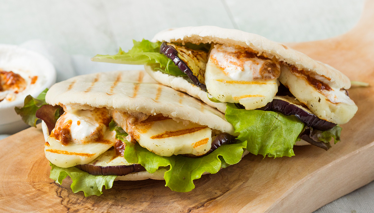 Pitabroodje met gegrilde halloumi kaas