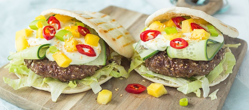 Sesam Thai burger met komkommer en mango
