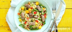 Oosterse noedelsalade met biefstukpuntjes - www.leukerecepten.nl