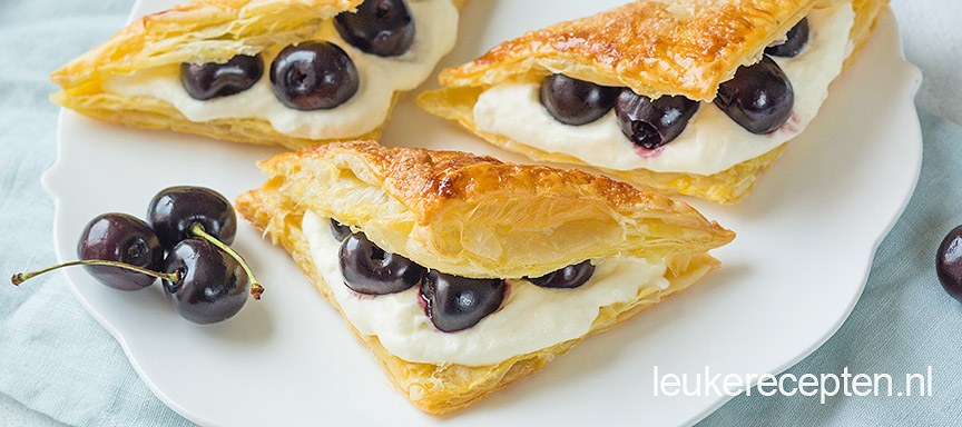 Kersenflappen met slagroom